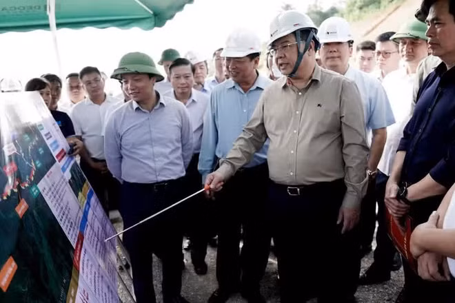 Đồng chí Phạm Gia Túc, Ủy viên Bộ Chính trị, Phó Thủ tướng Thường trực Chính phủ kiểm tra thực tế tại dự án đường cao tốc Đồng Đăng (Lạng Sơn)-Trà Lĩnh (Cao Bằng) ngày 27/9 vừa qua. (Ảnh: TRÍ DŨNG)