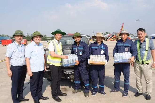 Cục trưởng Hàng không Việt Nam Uông Việt Dũng thăm, động viên cán bộ, công nhân viên tại sân bay Nội Bài trong đợt nắng nóng bất thường đầu tháng 6/2026.