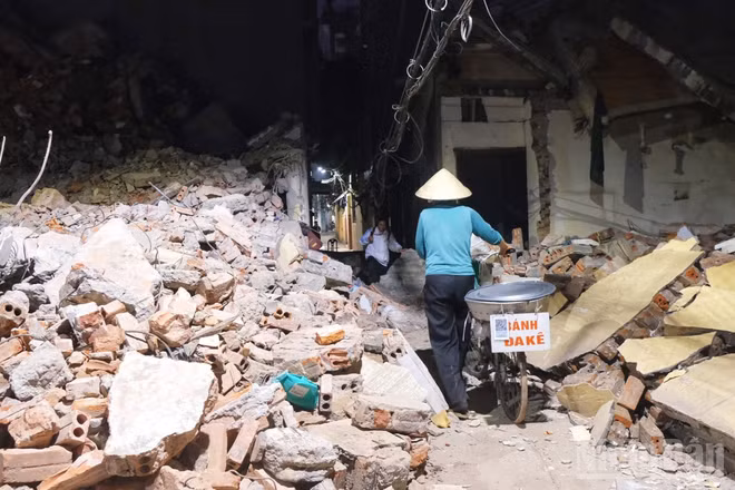 Phế liệu xây dựng từ các ngôi nhà phá dỡ để giải tỏa cho các dự án giao thông đang khiến cho lượng rác thải trở thành quá tải tại các bãi rác Hà Nội. (Ảnh: Trịnh Xuân Giang)