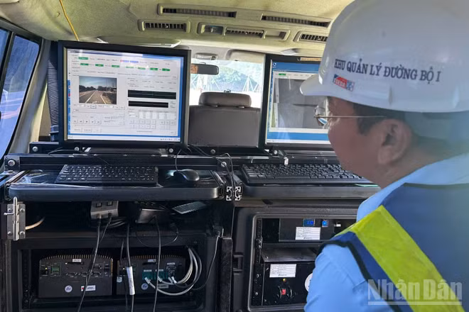 Khu Quản lý đường bộ I phối hợp Trung tâm Kỹ thuật và Công nghệ đường bộ phía bắc đưa xe khảo sát mặt đường vào kiểm tra, thu thập dữ liệu hiện trạng trên các tuyến Quốc lộ.