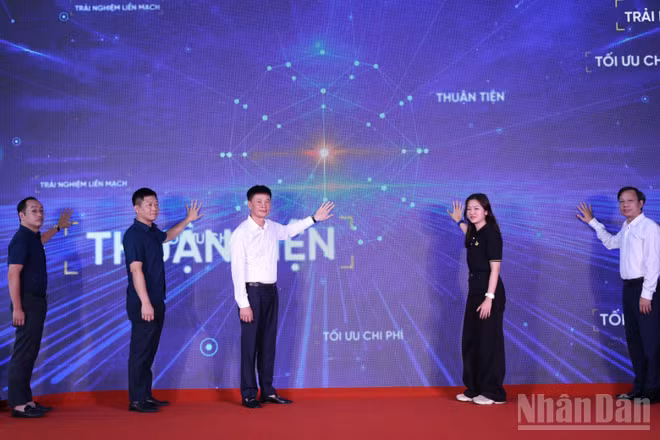 Các đại biểu thực hiện nghi thức khai trương.
