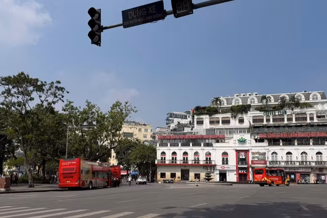 Khu vực quảng trường Đông Kinh Nghĩa Thục ven hồ Hoàn Kiếm.