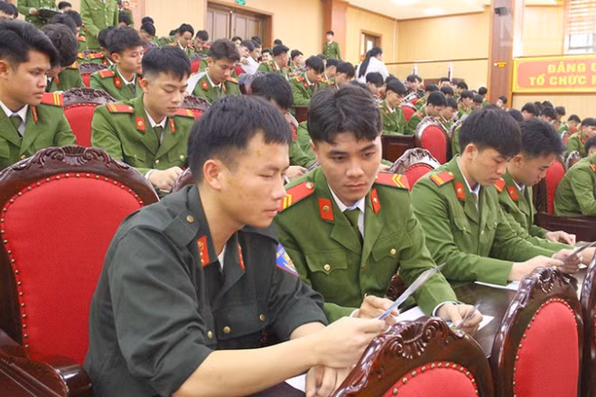 Chiến sĩ nghĩa vụ nghiên cứu các nội dung về giới thiệu việc làm của các công ty. 