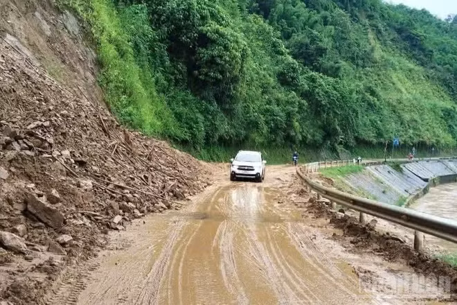 Một điểm sạt lở trên Quốc lộ 3B, đoạn qua xã Bạch Thông (tỉnh Thái Nguyên). (Ảnh: Báo Nhân Dân)