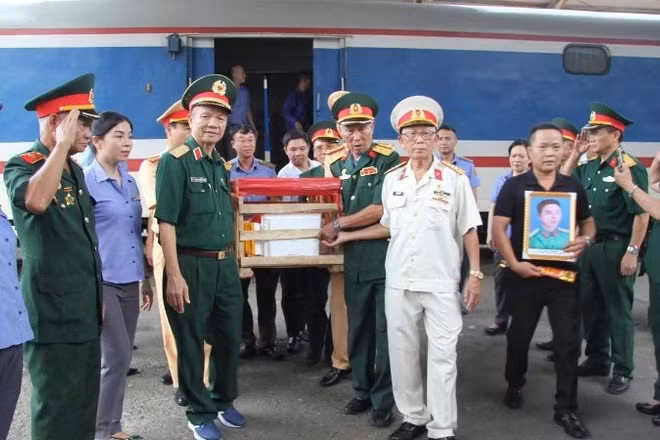 Mỗi chuyến tàu chở hài cốt liệt sĩ là hành trình đưa những người con đã hiến dâng tuổi xuân, xương máu cho Tổ quốc trở về trong vòng tay của gia đình, đồng đội và quê hương sau bao năm chờ đợi. (Ảnh: VNR)