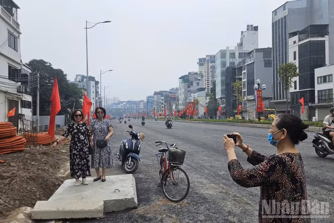 Nhân dân khu vực phường Cầu Giấy (Hà Nội) chụp ảnh kỷ niệm 72 năm Ngày Giải phóng Thủ đô và vui mừng đường đi nay đã rộng, đẹp, khang trang. Ảnh chụp ngày 10/10/2026.