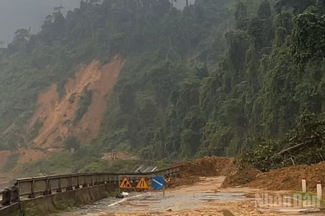 Đường Hồ Chí Minh qua thành phố Đà Nẵng tiếp tục sạt lở nặng do ảnh hưởng mưa lớn kéo dài: đoạn Km1354+100-Km1354+550.