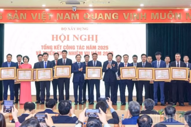 Phó Thủ tướng Trần Hồng Hà và Bộ trưởng Trần Hồng Minh trao Bằng khen của Thủ tướng Chính phủ tặng các tập thể, cá nhân tại hội nghị Tổng kết công tác năm 2025 và triển khai nhiệm vụ năm 2026 của Bộ Xây dựng.
