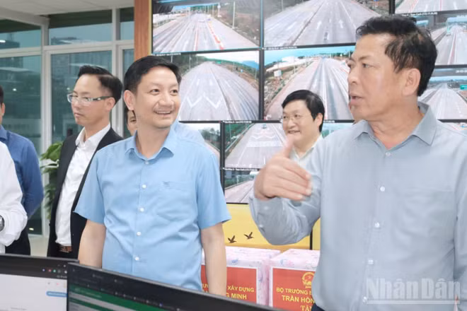 Bộ trưởng Xây dựng Trần Hồng Minh đã tới thị sát và kiểm tra công tác vận hành hệ thống thu phí điện tử không dừng (ETC) trên các tuyến cao tốc bắc-nam phía đông tại Trung tâm Dữ liệu Thu phí (Back-End).