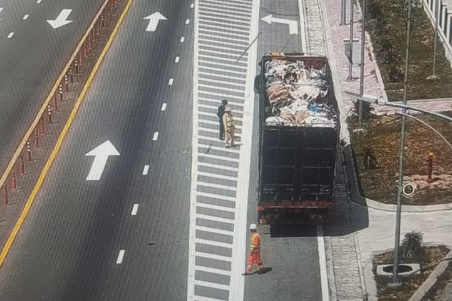 Liên ngành lực lượng chức năng kiểm tra phương tiện làm rơi vãi vật sắc nhọn trên đường. (Ảnh: Cục Đường bộ Việt Nam)