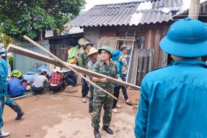 Ban Chỉ huy Phòng thủ khu vực 4, Đình Lập, tỉnh Lạng Sơn hỗ trợ nhân dân chằng chống nhà cửa. (Ảnh: Bộ Chỉ huy Quân sự tỉnh Lạng Sơn)