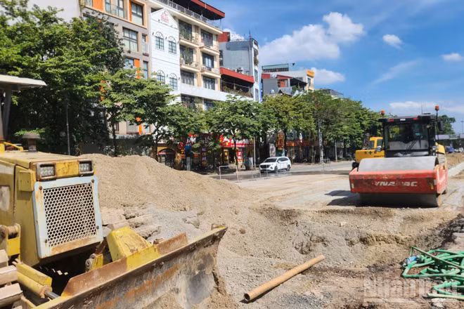 Không khí thi công diễn ra hết sức khẩn trương, máy móc nhân công được huy động tối đa "3 ca, 4 kíp" để kịp tiến độ về đích trước ngày 30/6/2026.