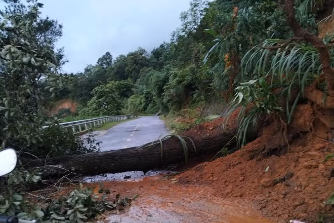 Sạt lở ta-luy trên Quốc lộ 6.