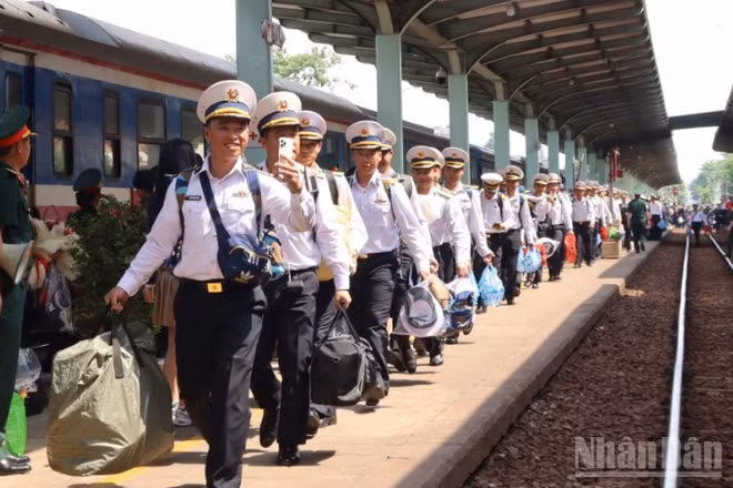 Chiến sĩ Hải quân tại ga Biên Hòa.