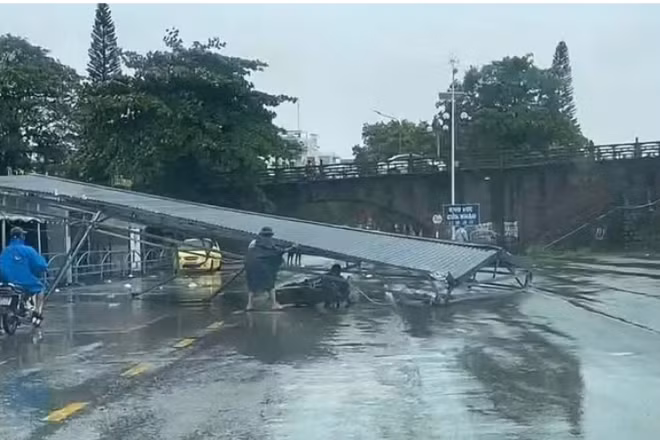 Bão số 1 gây gãy đổ hàng trăm cây xanh, hư hại một số công trình giao thông tại Quảng Ninh. Ngành đường bộ đang huy động tối đa lực lượng, phương tiện, khẩn trương giải tỏa hiện trường, bảo đảm giao thông thông suốt và an toàn. (Ảnh: TTXVN)