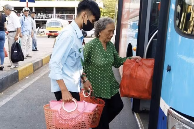 Việc bổ sung thẻ vật lý gắn chip nhằm đáp ứng nhu cầu đi lại của người dân, gia tăng tiện ích sử dụng, nhất là với người cao tuổi. (Ảnh minh họa)