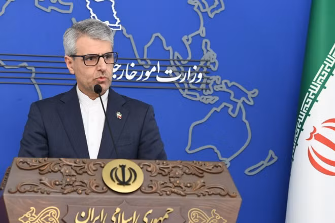 Người phát ngôn Bộ Ngoại giao Iran Esmaeil Baghaei phát biểu trong cuộc họp báo tại Tehran. (Ảnh: THX/TTXVN)