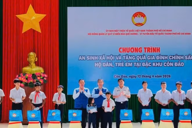 Đoàn công tác trao quà cho các em học sinh có hoàn cảnh khó khăn trên địa bàn Đặc khu Côn Đảo.