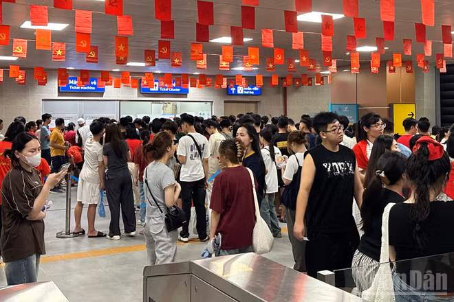 Người dân Thủ đô và khách du lịch chọn tàu điện metro là phương tiện di chuyển trong các dịp nghỉ lễ.