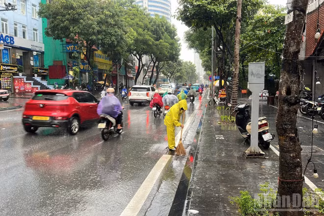 Dù mưa lớn từ sáng 22/8 nhưng đường phố Hà Nội không hề bị ngập nước.