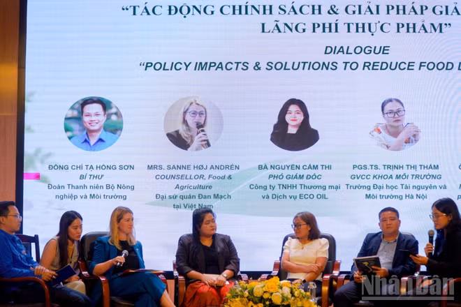 Các đại biểu tham gia chương trình đối thoại tại Trường đại học Tài nguyên và Môi trường Hà Nội, sáng 25/9/2026.