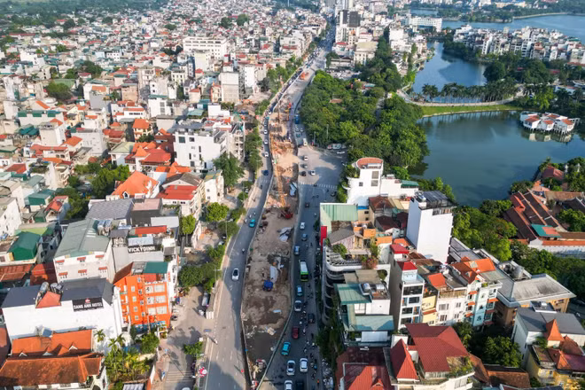 Công trường xây dựng cầu Tứ Liên và đường dẫn tại khu vực đường Nghi Tàm. (Ảnh: Hữu Chánh)