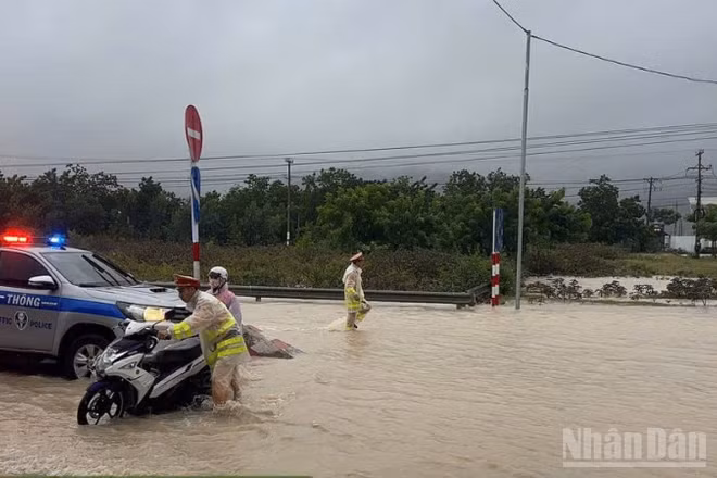 Lực lượng Cảnh sát giao tại Khánh Hòa hỗ trợ người tham gia giao thông trên tuyến Quốc lộ 1.