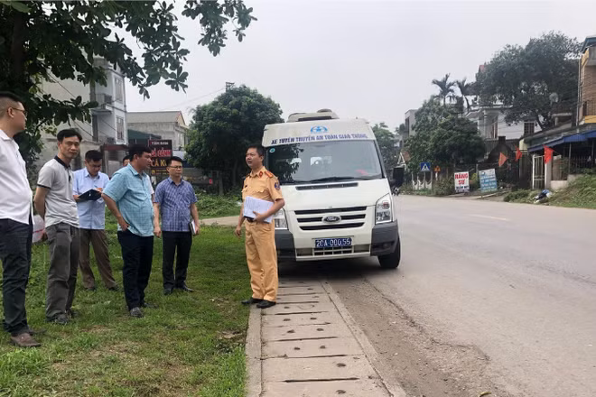 Ảnh minh họa: Đoàn khảo sát tại Km80+800-Km80+900, vị trí thường xuyên xảy ra các vụ va chạm, tai nạn giao thông.