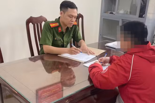 Công an phường Láng làm việc với đối tượng hành hung người phụ nữ khi giao hàng online.