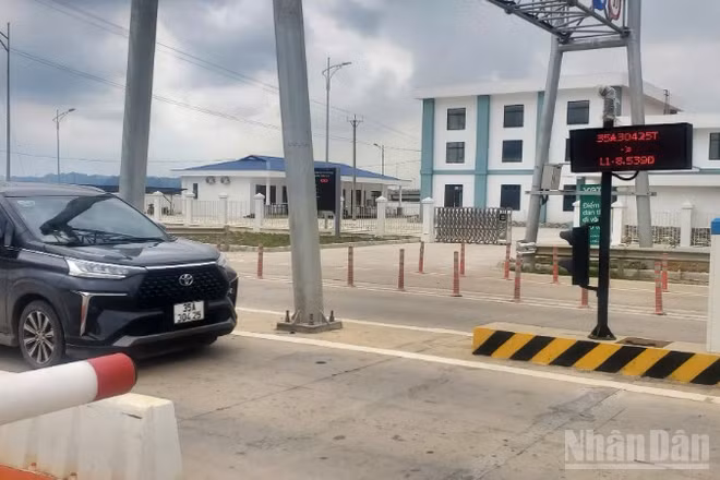 Việc thu phí tự động không dừng có ứng dụng công nghệ quản lý của AI giảm rõ rệt số nhân công túc trực tại các trạm thu phí.