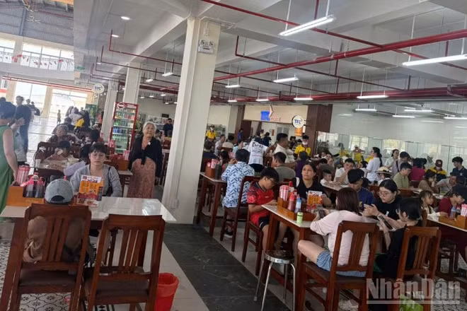 Trạm dừng nghỉ trên cao tốc Vĩnh Hảo-Phan Thiết đón lượng khách và phương tiện dừng xe nghỉ ngơi, tiếp nhiên liệu ngày 30/4,