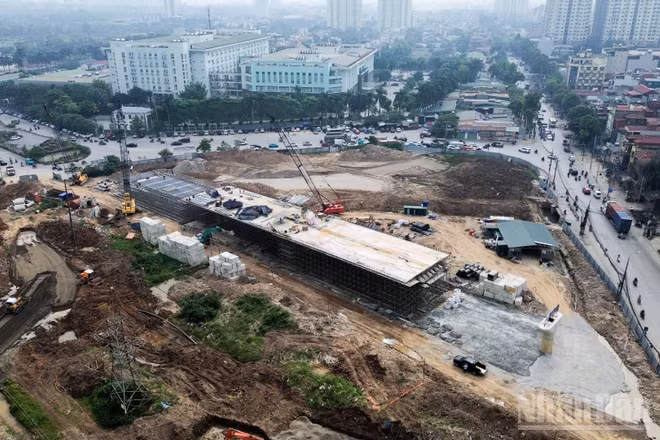 Gói thầu xây dựng cầu vượt, đến nay một số trụ cầu đã lộ diện hình hài. Nhiều máy móc, công nhân được nhà thầu huy động để triển khai các hạng mục.