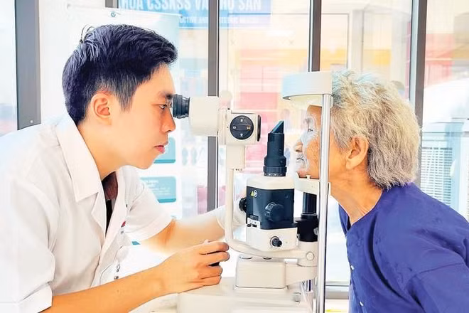 Khám mắt cho người cao tuổi tại phường Yên Bái.