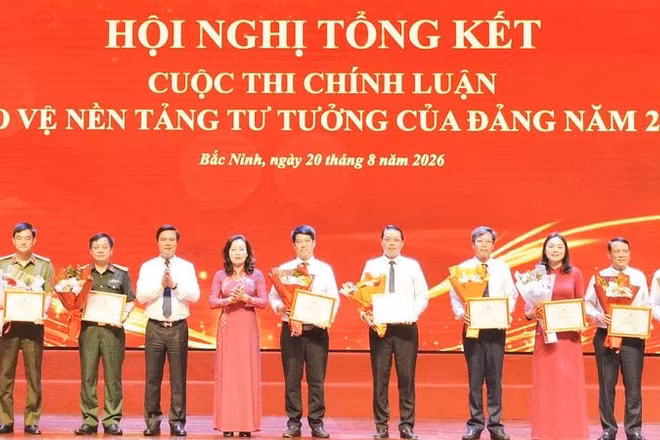 Ban tổ chức khen thưởng các tập thể có thành tích xuất sắc trong tổ chức triển khai và tham gia Cuộc thi.