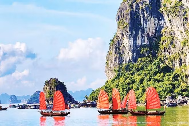 Sản phẩm du lịch thuyền buồm ba vách trên Vịnh Hạ Long đã mang đến cho du khách những trải nghiệm mới mẻ.