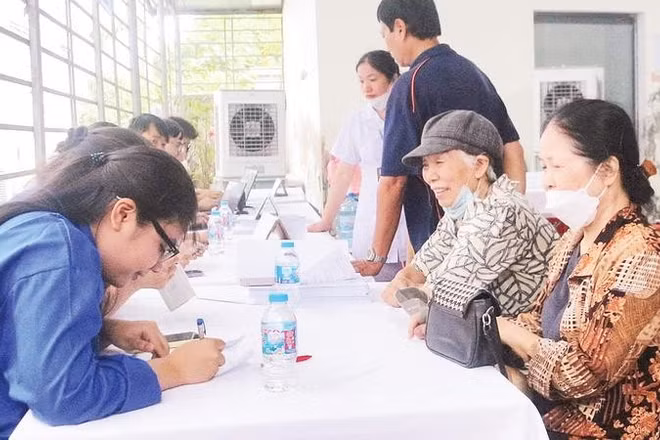 Khu vực đón tiếp người dân đến khám sức khỏe định kỳ tại Bệnh viện đa khoa Hà Nam được các đoàn viên, thanh niên hỗ trợ chu đáo (Ảnh ĐÀO PHƯƠNG)