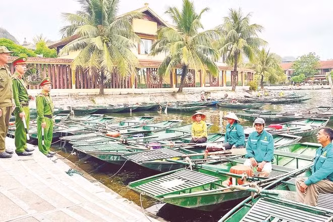 Công an tỉnh Ninh Bình tuyên truyền người dân chấp hành nghiêm luật giao thông đường thủy tại các khu du lịch (Ảnh YẾN TRINH)