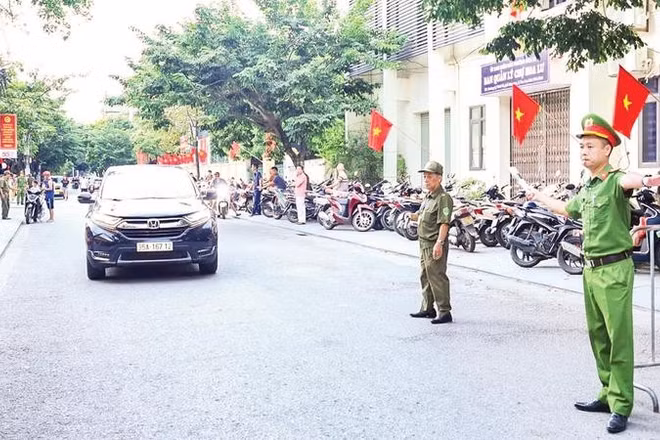 Lực lượng Công an tỉnh Ninh Bình ra quân, bảo đảm an toàn giao thông trong ngày khai giảng năm học mới 2026-2027 (Ảnh THANH BÌNH)