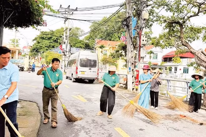 Người dân thôn Vạn Thắng 2 cùng nhau tổng vệ sinh, làm sạch môi trường.