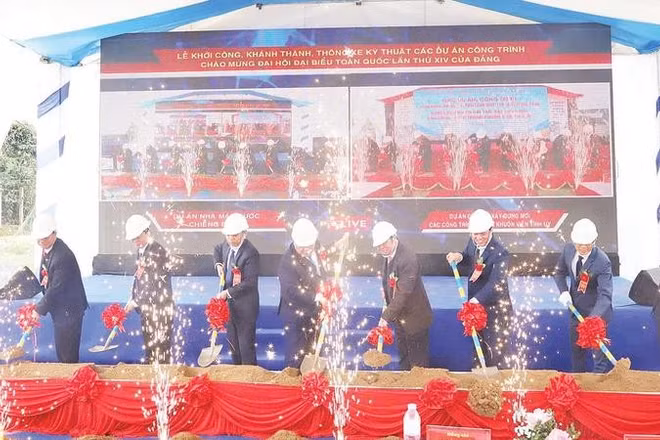 Các đại biểu thực hiện nghi thức khởi công Dự án Nhà máy cấp nước Chiềng Dong.