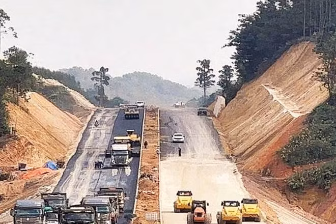 Huy động nhiều phương tiện, thiết bị kỹ thuật để thực hiện dự án nâng cấp Quốc lộ 4B kịp tiến độ.