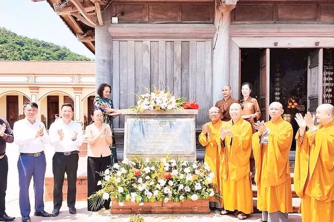 Các đại biểu dự lễ gắn biển công trình chùa Trúc Lâm Đảo Trần nhân dịp Đại hội đại biểu Phật giáo tỉnh Quảng Ninh năm 2026.