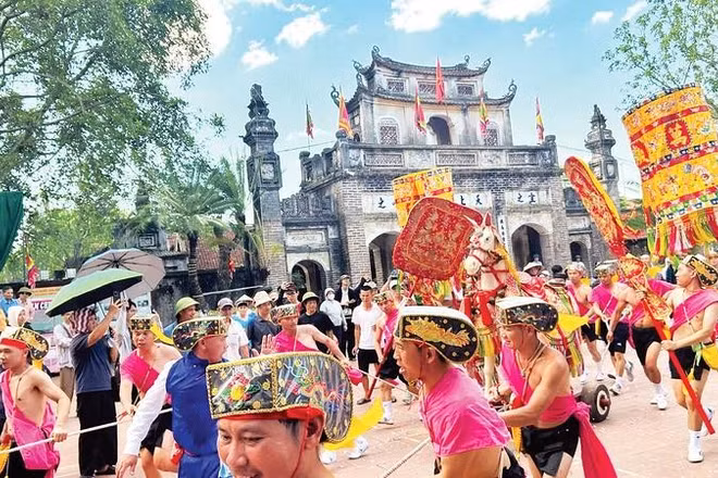 Đội quân Phù Giá kéo ngựa của ông Gióng ra trận.