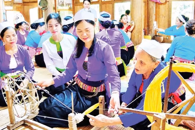 Mế Mường xã Thượng Cốc, tỉnh Phú Thọ truyền dạy đánh suốt quấn sợi chỉ hoặc bông tơ vào thoi dệt, để thực hiện dệt trên khung cửi.