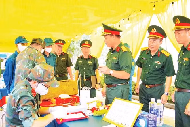 Khai quật lấy mẫu mộ chưa xác định danh tính tại Nghĩa trang liệt sĩ xã Thanh Sơn.