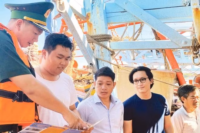 Cán bộ Trạm Biên phòng cửa khẩu cảng Vũng Tàu tuyên truyền về phòng, chống IUU cho ngư dân tại cảng Cát Lở.