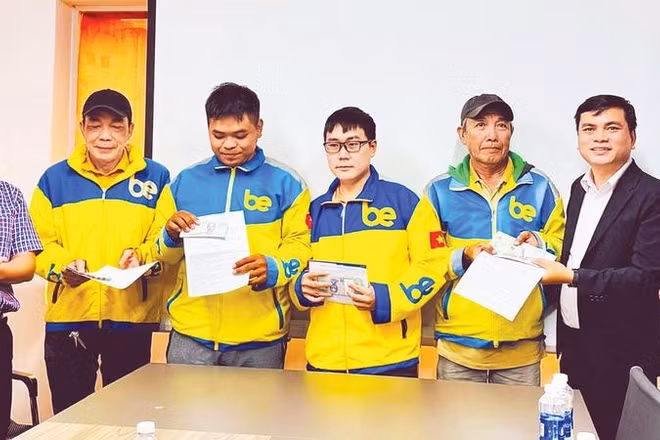 Các lái xe công nghệ trên địa bàn Thành phố Hồ Chí Minh vui mừng nhận vốn vay ưu đãi từ Tổ chức tài chính vi mô CEP.