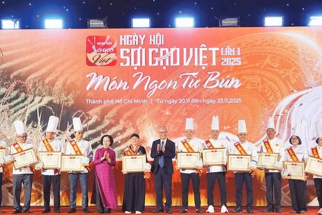 Trao danh hiệu Nghệ nhân cho các đầu bếp tại Ngày hội Sợi gạo Việt lần 1.