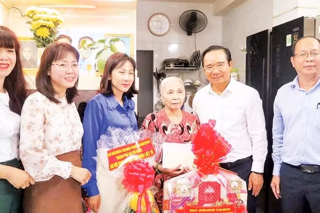 Chủ tịch Ủy ban nhân dân Thành phố Hồ Chí Minh Nguyễn Văn Được thăm gia đình người có công trên địa bàn thành phố.