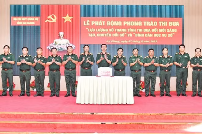 Bộ Chỉ huy quân sự tỉnh An Giang phát động phong trào thi đua “Lực lượng vũ trang tỉnh thi đua đổi mới sáng tạo, chuyển đổi số” và “Bình dân học vụ số”.